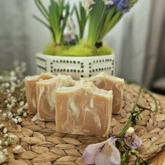 натурален сапун с аромат на зюмбюл и люляк
